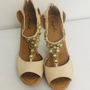 Qupid women’s tan‎ wedges with Pepto size 8